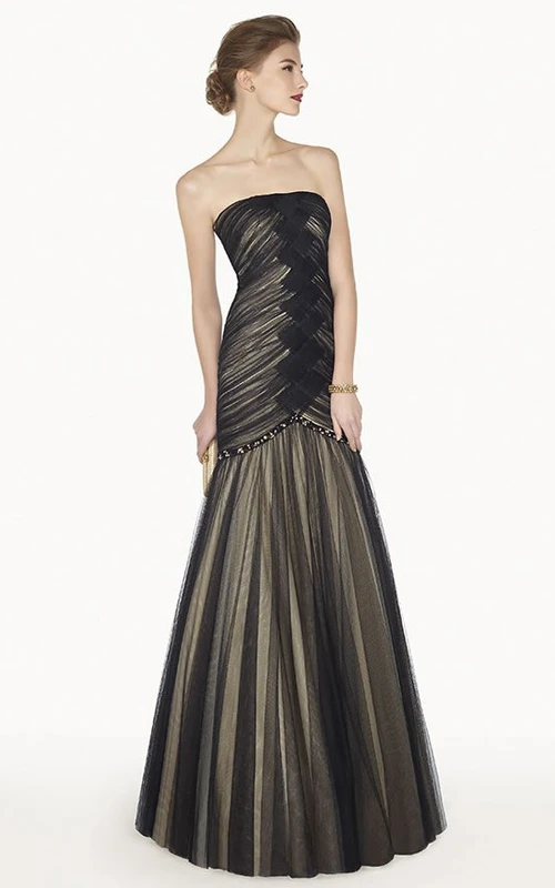 Vestido largo de fiesta de tul sin tirantes con corte trompeta y corpiño cruzado.