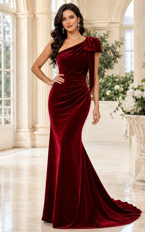 Vestido de invitada de terciopelo burdeos con un solo hombro y cola de sirena.