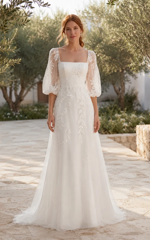 Robe de mariée en dentelle et tulle, coupe trapèze, col rond, manches courtes, traîne.