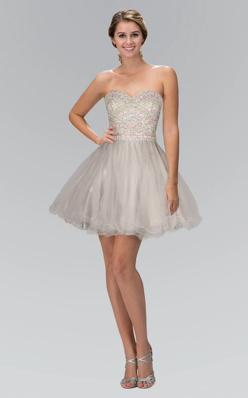 Kurzes, ärmelloses A-Linien-Kleid aus Tüll mit Herzausschnitt, Perlenstickerei und Rüschen