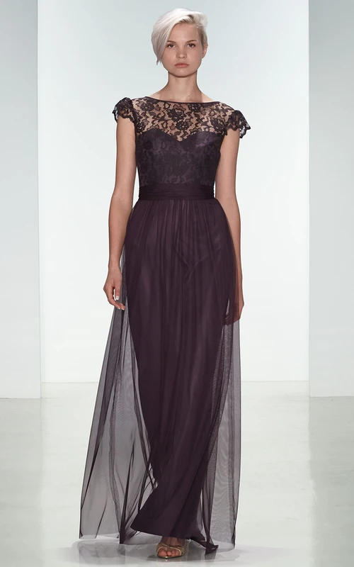 Vestido de dama de honor de tul con escote barco, mangas cortas y encaje.