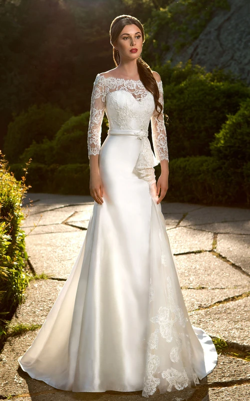 Robe longue trapèze en satin illusion à manches t-shirt, épaules dénudées, ornée d'appliques en dentelle et de volants