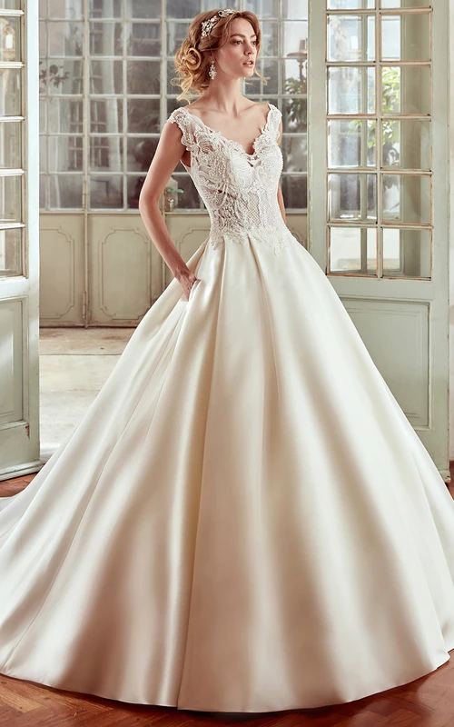 Vestido de novia de corte A con escote palabra de honor, corpiño de encaje y falda de satén.