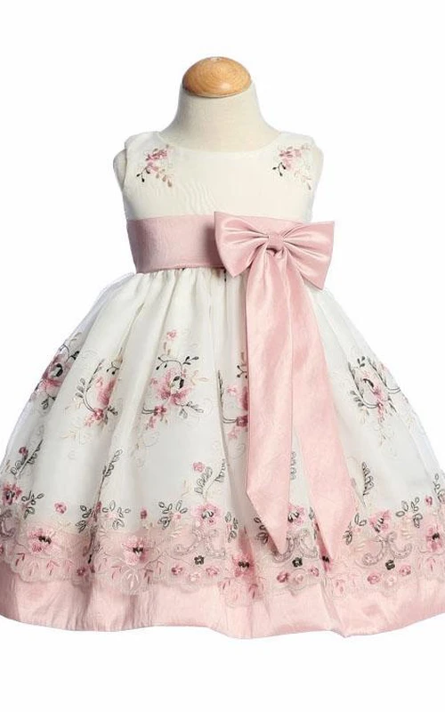 Teelanges, geschlitztes Blumenmädchenkleid aus Organza und Taft mit Schleife und Stickerei