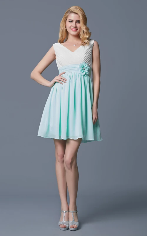 Vestido corto de gasa sin mangas con escote en V y cintura imperio
