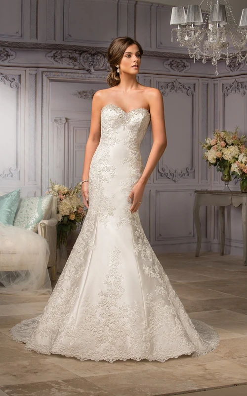 Robe sirène décolletée en cœur avec appliques et dos lacé