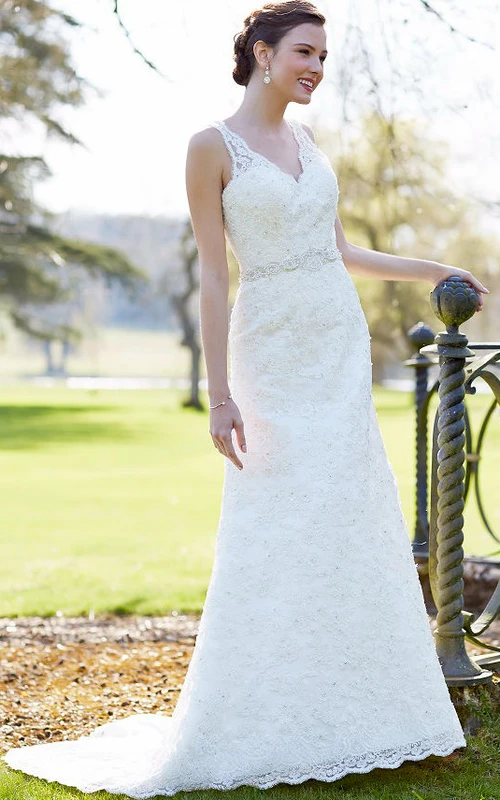 Vestido de novia de encaje largo hasta el suelo, sin mangas, con apliques y escote en V, con joyas en la cintura.