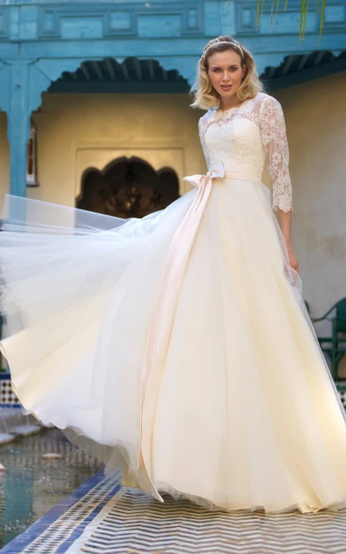 Vestido de novia de tul con lazo y escote joya, manga tres cuartos y corte en A.
