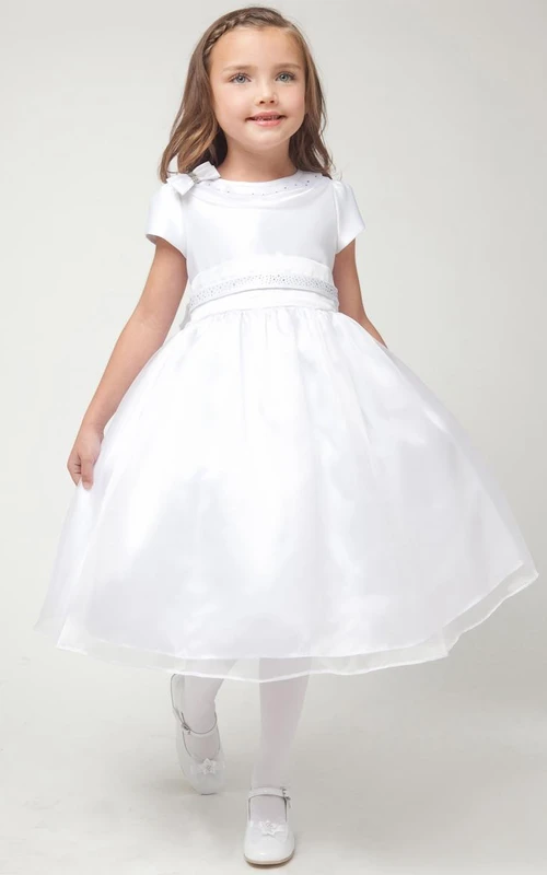 Vestido de niña de flores de organza y satén con mangas cortas y lazo, largo hasta la rodilla.