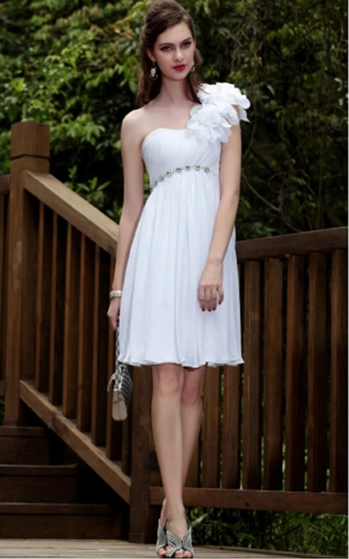 Robe fourreau blanche asymétrique à une épaule, longueur genou