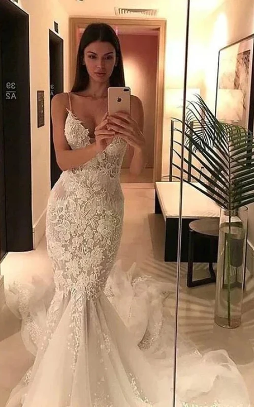 Vestido de novia de lujo con encaje, apliques de tul y estilo sirena con tirantes finos.