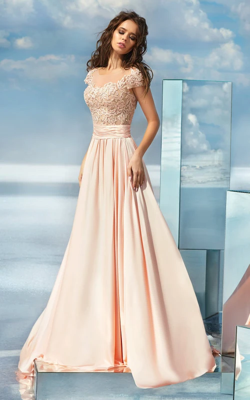 Robe trapèze à traîne courte et manches courtes en satin illusion ornée de bijoux
