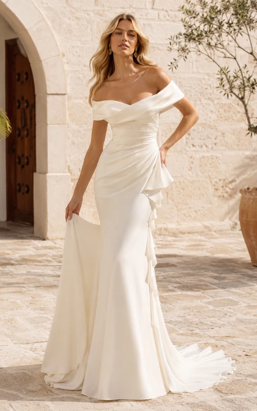 Robe de mariée sirène en satin drapé à épaules dénudées et traîne plissée, ornée de plis, ornée de drapés et de satin,