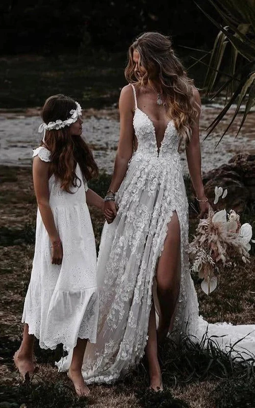 Rückenfreies Strandhochzeitskleid mit Spaghetti-Spitzenapplikationen, tiefem Empire-Ausschnitt und Schlitz vorne
