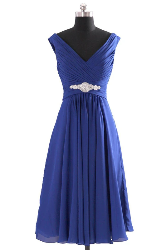 Chiffonkleid mit kurzen Ärmeln und V-Ausschnitt, verziert mit Perlen