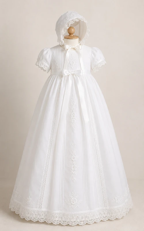 Robe de baptême pour bébé, style princesse vintage et pudique, manches courtes, en tulle et dentelle, traîne au sol et bonnet assorti, blanche.