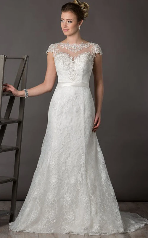 Robe de mariée en dentelle à manches bateau, ceinture en satin et dos nu en forme de goutte, ornée d'une ceinture en satin et d'une ouverture en forme de goutte.