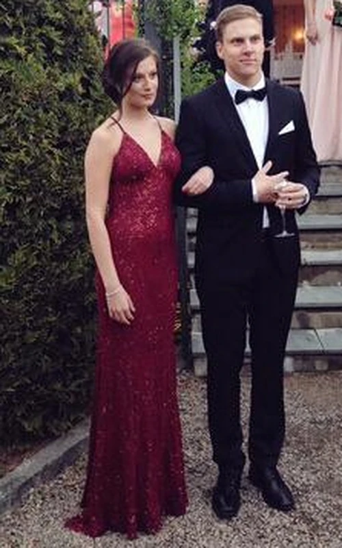 Vestido de lentejuelas sin espalda con escote en V y cola de cepillo