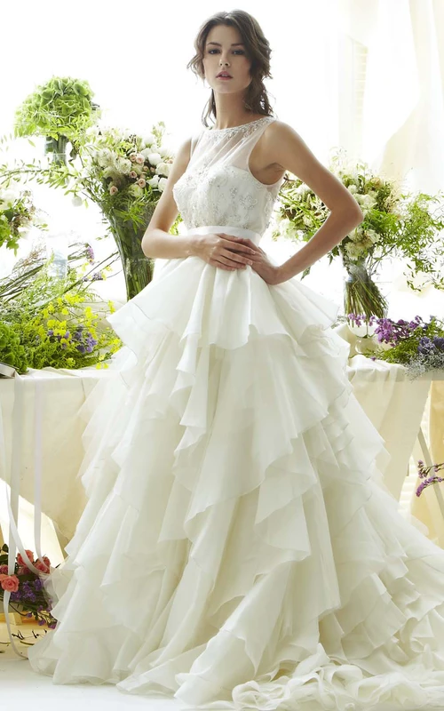 Ärmelloses A-Linien-Brautkleid aus Organza mit rundem Ausschnitt, bodenlang, mit Kaskadenrüschen, Illusionsrücken und Perlenstickerei