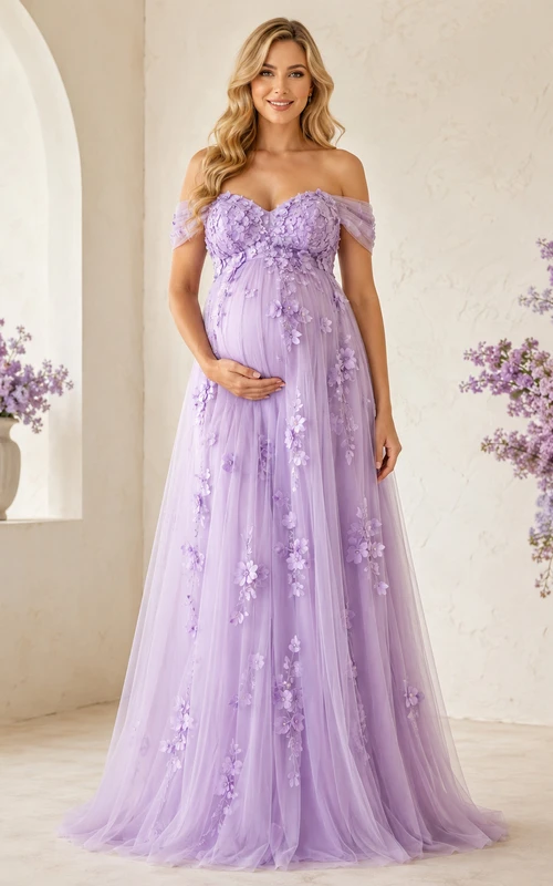 Robe de maternité lilas à épaules dénudées, ornée d'appliqués floraux en tulle, coupe trapèze et longueur au sol