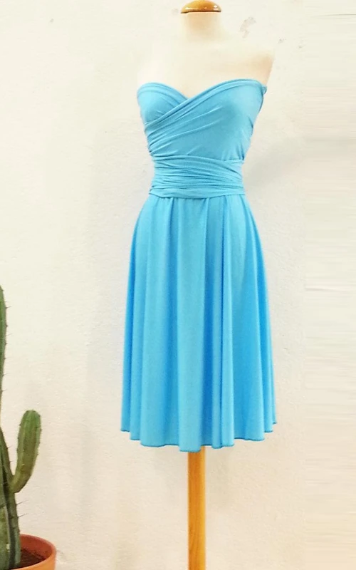 Romantisches kurzes, hellblaues Infinity-Kleid für die Brautjungfern am Pool in Malibu – perfekt für einen romantischen Abend.