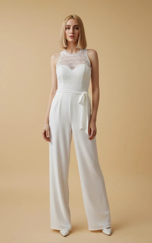 Braut-Jumpsuit mit Rundhalsausschnitt, weitem Bein und Spitze, dazu ein Schleifengürtel