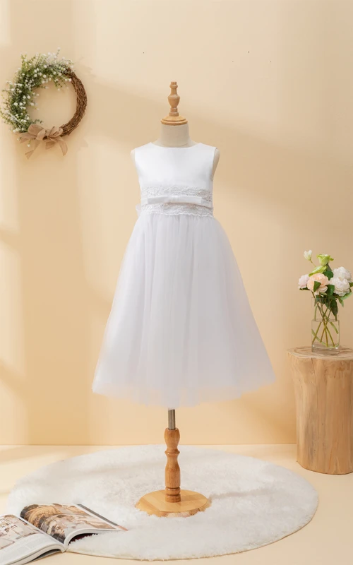 Vestido de primera comunión de corte imperio con escote redondo y cintura abalorio.