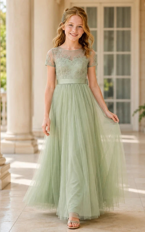 Vestido de dama de honor juvenil color pistacho, corte en A, estilo joya, manga corta, tul, volantes, romántico y formal.