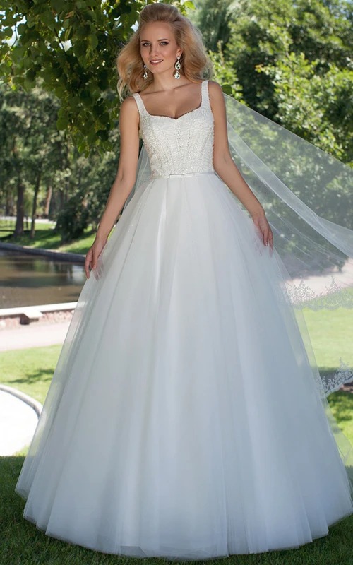 Vestido de novia largo de gala, cuadrado, sin mangas, de tul con cuentas y espalda tipo corsé.