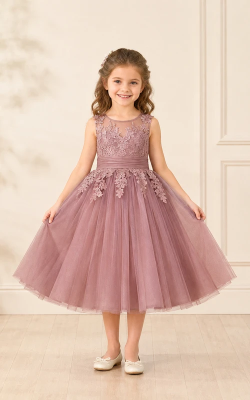 Robe de demoiselle d'honneur en tulle et dentelle mauve, coupe trapèze, sans manches, ornée d'appliqués floraux et d'un nœud.