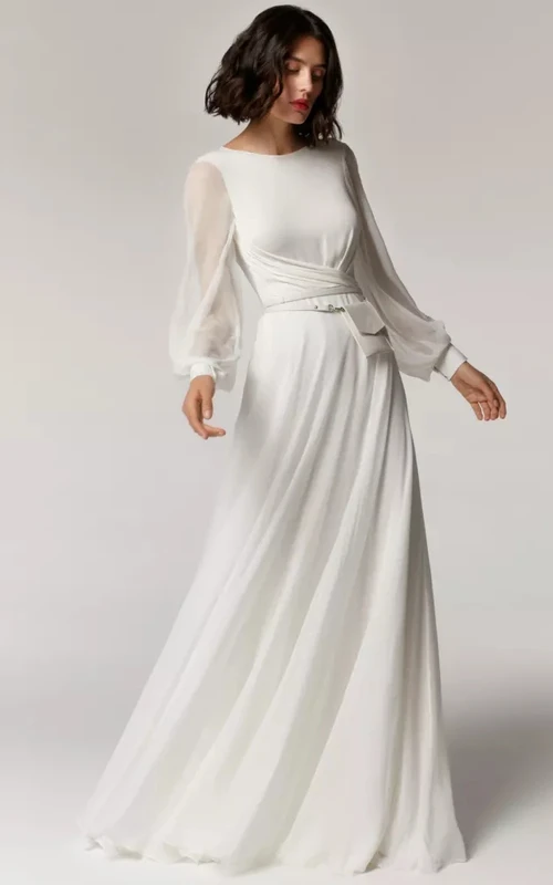 Robe de mariée fourreau empire en mousseline fluide à manches longues et dos nu en V