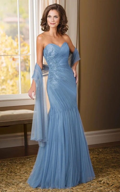 Vestido de novia estilo sirena con apliques y chal, ideal para la madre de la novia.