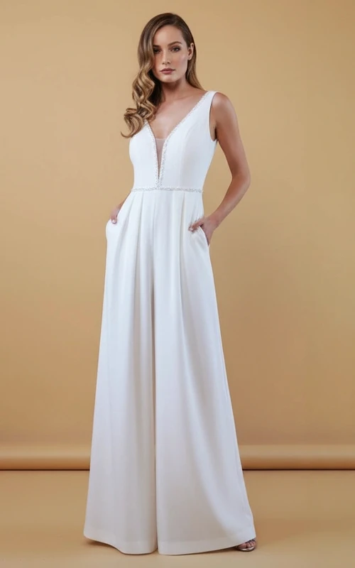 Ärmelloser Jumpsuit mit V-Ausschnitt, Zierkante und weitem Bein für die Hochzeit