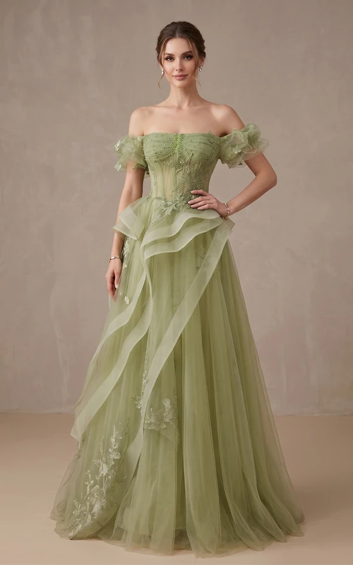 Vestido asimétrico de tul verde menta con bordados