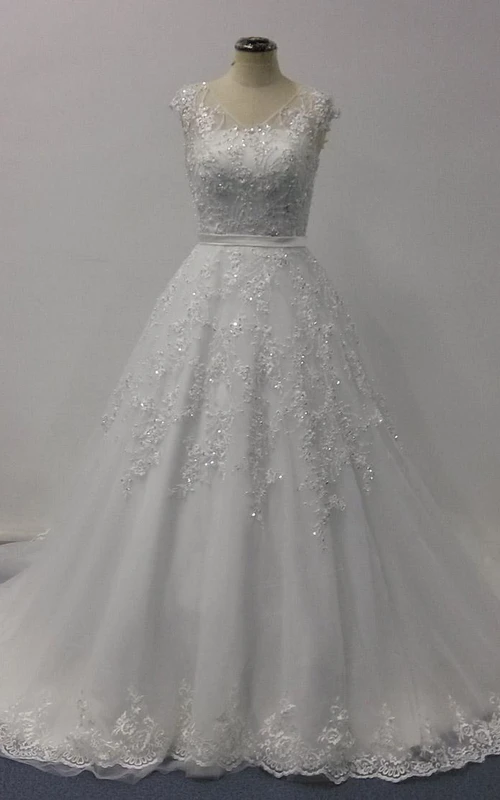 Vestido de gala de corte A, escote en V corto, capota acampanada, ilusión de abalorios, apliques, fajín, ilusión de cola de capilla, botón, cremallera, ilusión de tul, encaje, lentejuelas, satén.