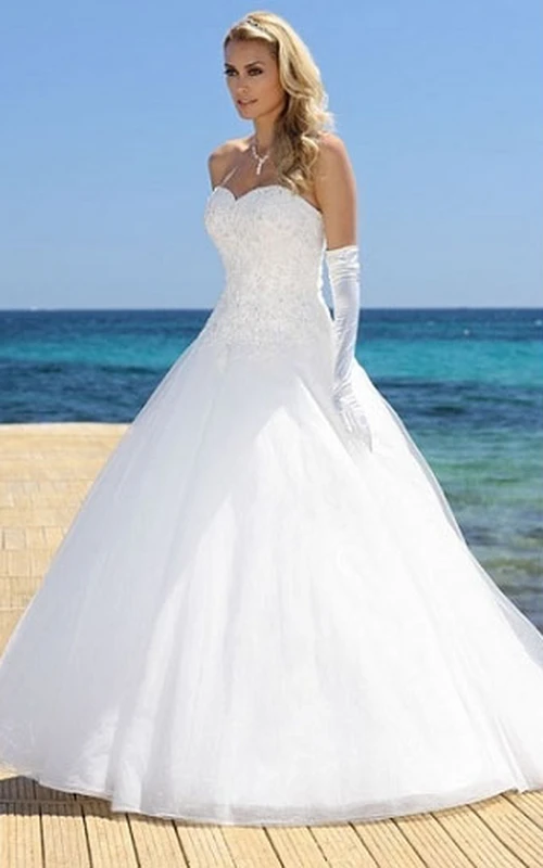Langes, herzförmiges Brautkleid aus appliziertem Tüll und Satin