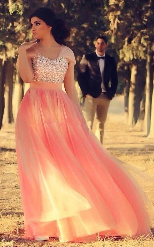 Romantisches, bodenlanges Tüllkleid in Rosa mit kurzen Ärmeln und Kristallen