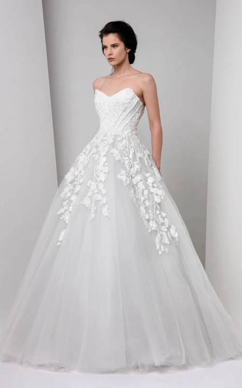Vestido de novia de tul con escote corazón y corte princesa