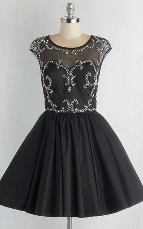 Chiffonkleid mit kurzen Ärmeln, Strassbesatz und offenem Rücken, kurzes Kleid mit Kappenärmeln und offenem Rücken