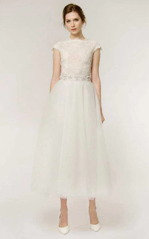 Vestido de novia de encaje y tul con mangas cortas y corte en A