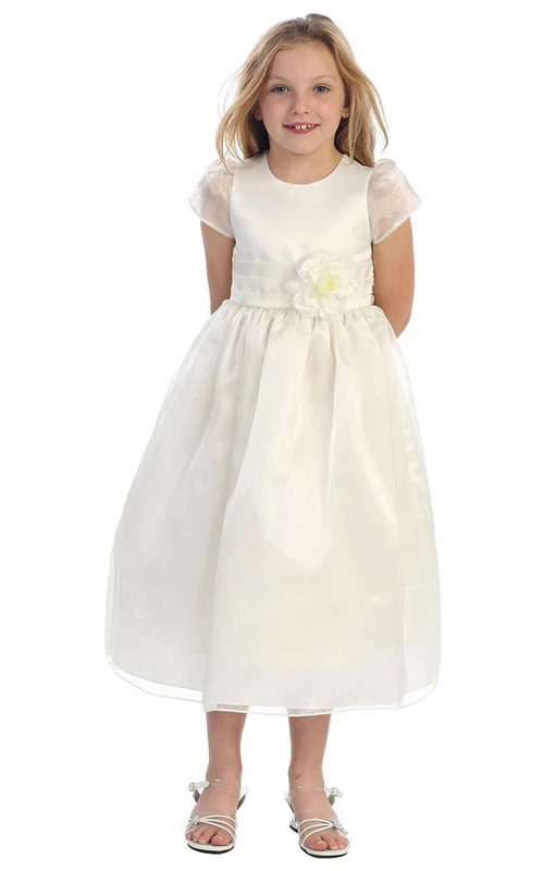 Robe de demoiselle d'honneur longue à manches courtes et volants en organza et satin, ornée de volants.