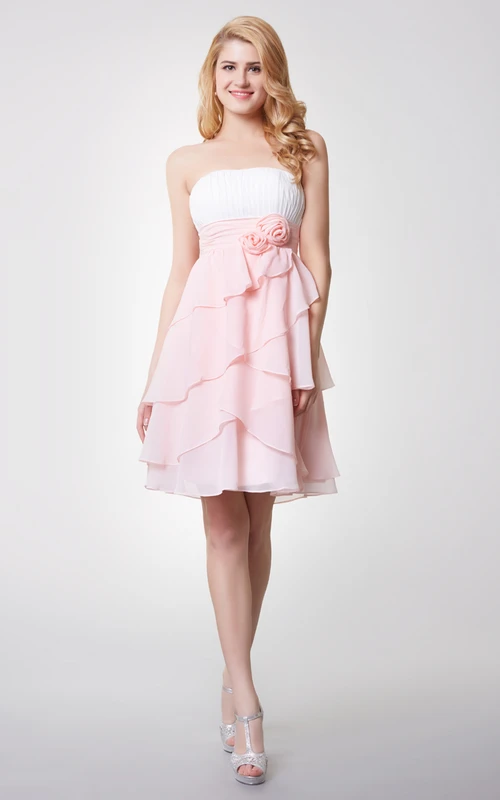 Vestido corto de gasa sin tirantes con volantes y corte imperio.