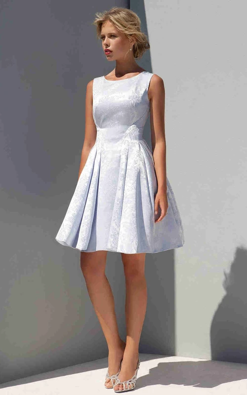 Robe de mariée courte trapèze en satin plissé sans manches à col rond et col rond