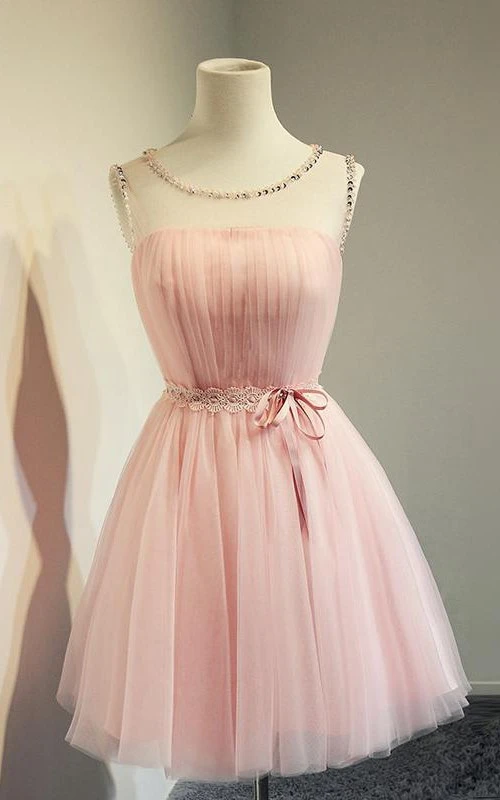 Robe courte en tulle sans manches ornée de bijoux