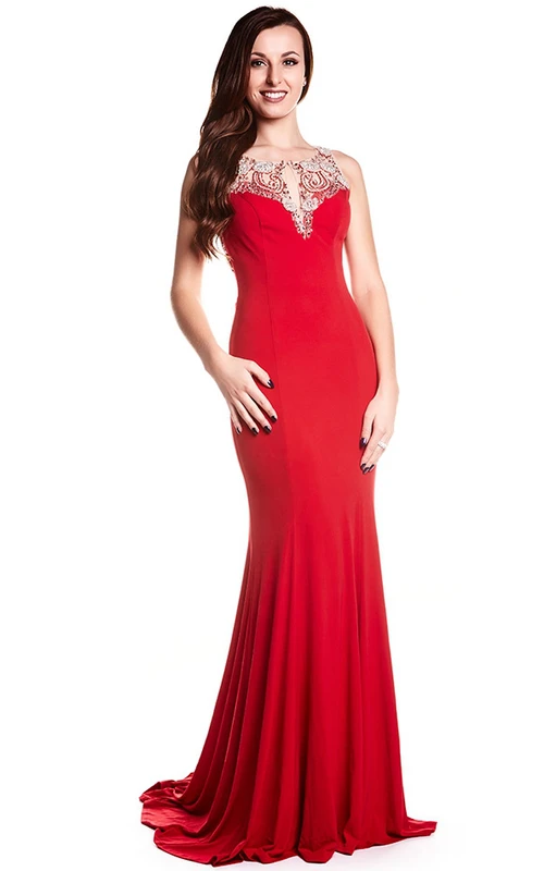 Robe de bal fourreau sans manches, longue, décolletée, en mousseline de soie perlée, dos illusion et traîne.