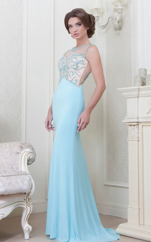 Vestido de noche largo sin mangas con escote joya y detalles de pedrería.