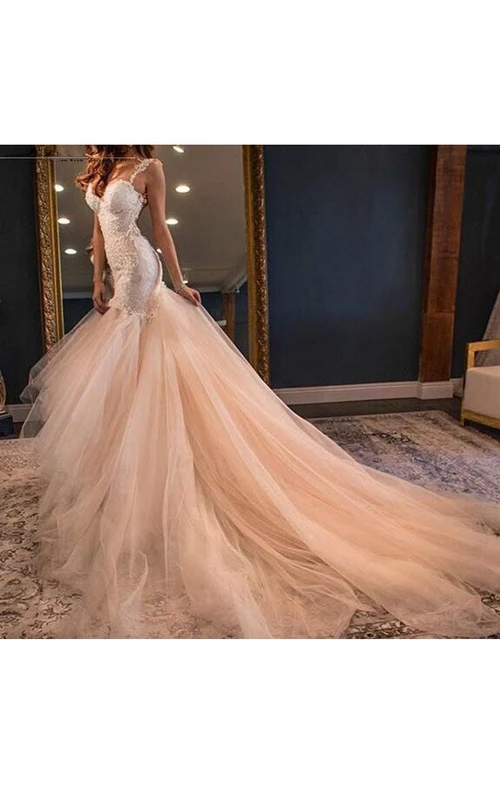Vestido de tul con lentejuelas, sin mangas y espalda descubierta, con escote corazón.