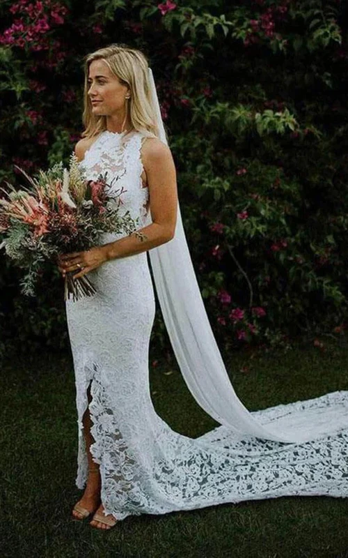 Robe de mariée fourreau sans manches en dentelle à col rond et fente sur le devant