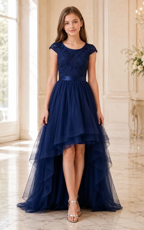 Vestido de dama de honor juvenil azul marino oscuro, corte en A, mangas cortas, falda de tul y detalles de joyas.