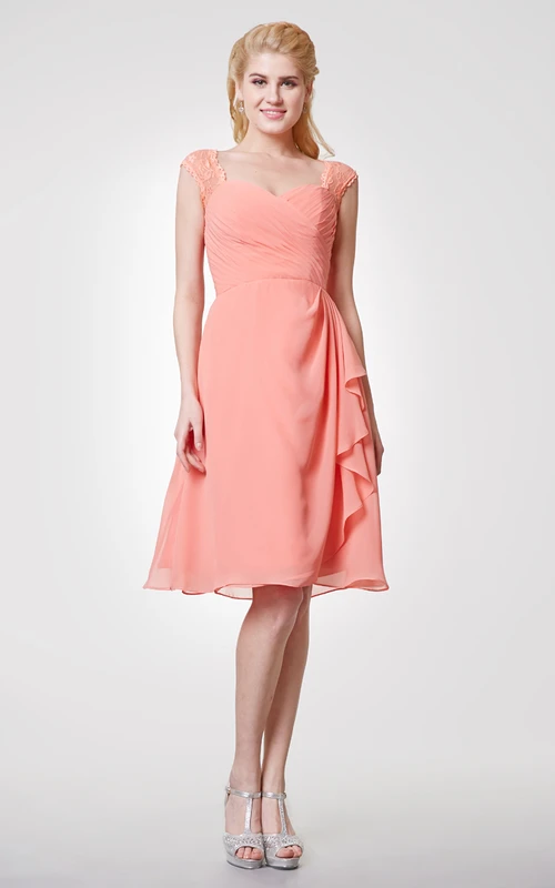 Knielanges Chiffonkleid mit Spitzenbesatz, kurzen Ärmeln und seitlicher Drapierung